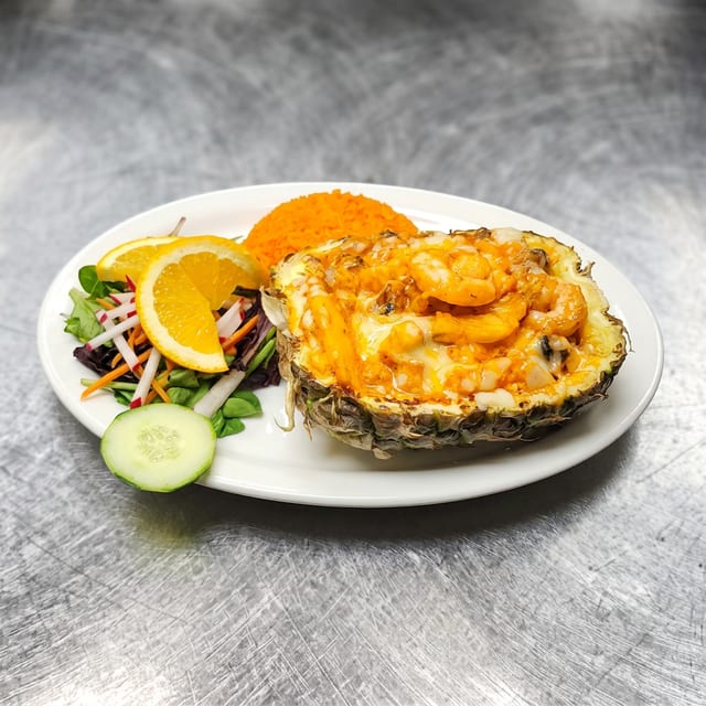 Piña Rellena De Mariscos.